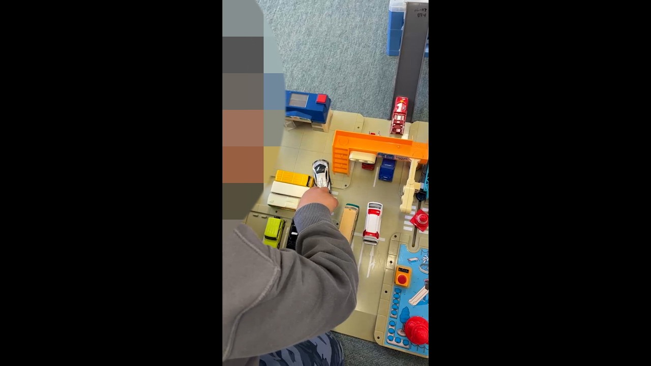 【心霊映像】慄然！無邪気に遊ぶ幼児の側に…不可解な遊び相手がいた！【心霊闇動画83】