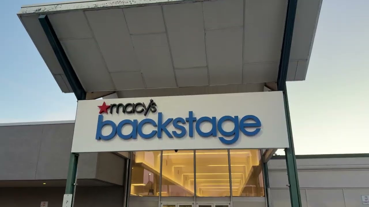 Магазин Macy's Backstage закрыт в торговом центре Essex Green в Вест-Орандже, штат Нью-Джерси.