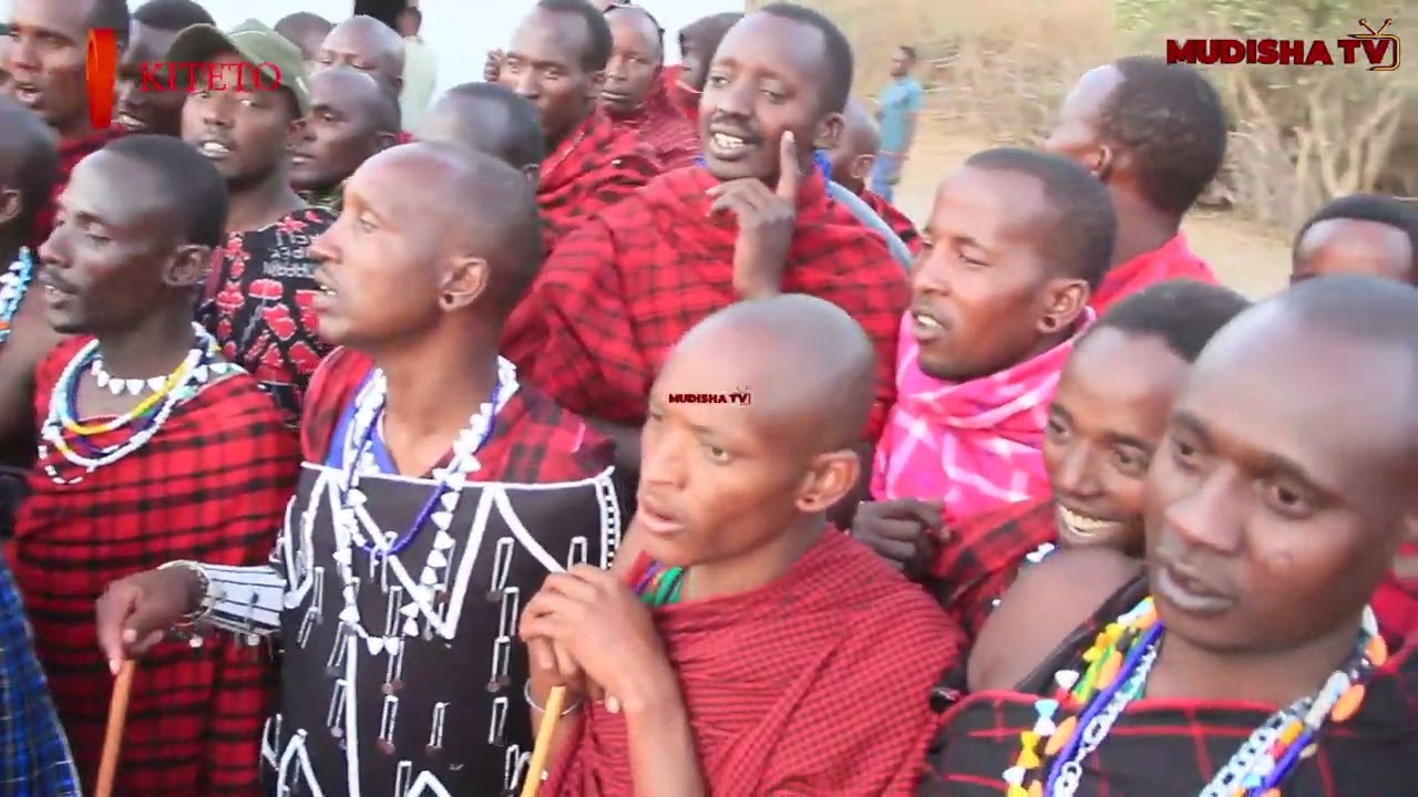#TAZAMA MAASAI KITETO WANAVYOCHEZA NA KUIMBA / KULINDA MILA ZAO..