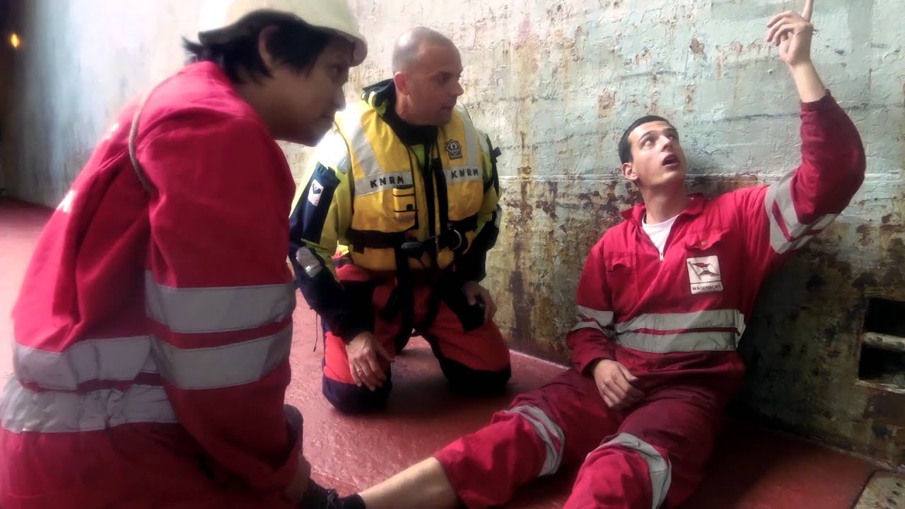 KNRM Katwijk oefent een medische evacuatie vanaf coaster jeanette