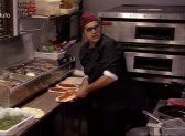 Andrea estalla y tira una pizza contra la pared - Pesadilla en la cocina