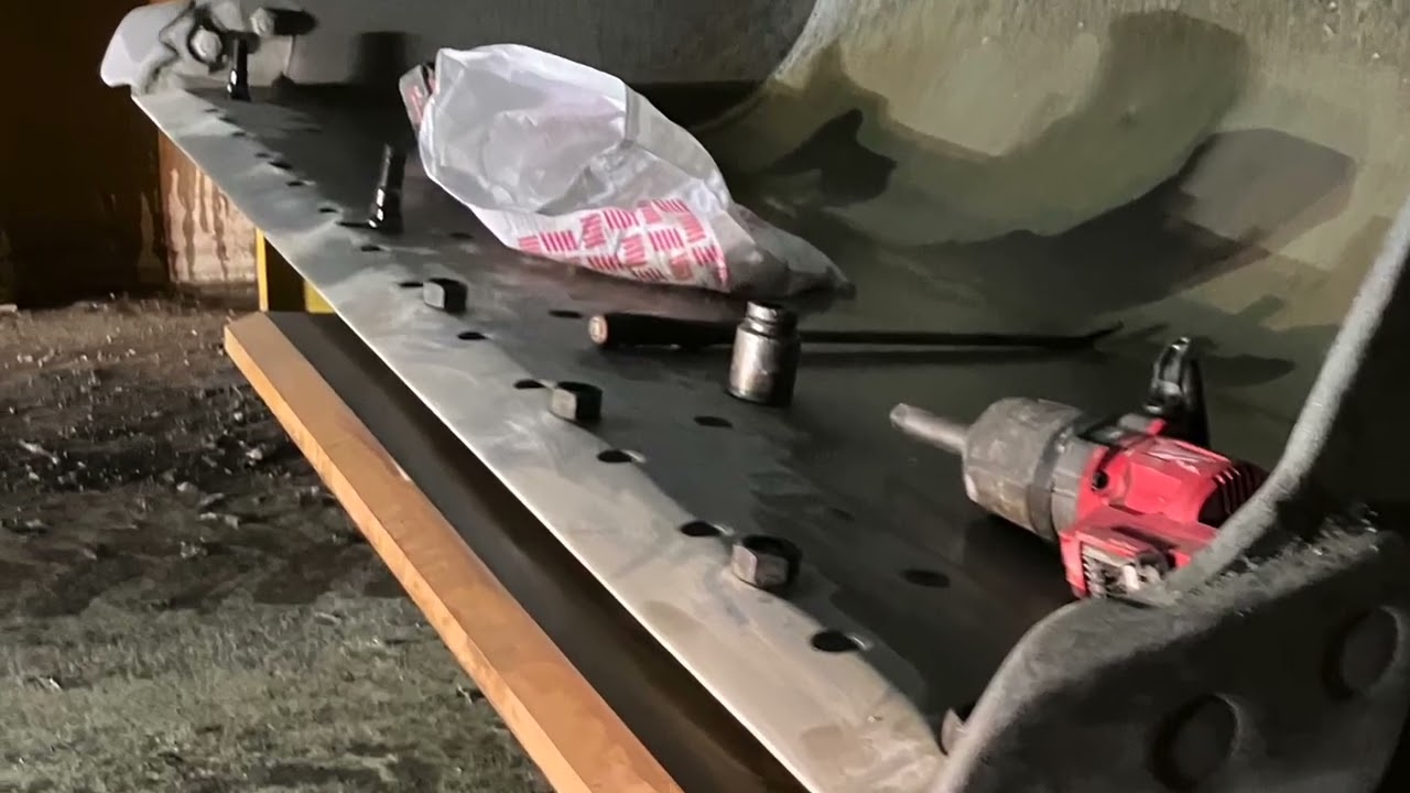 CAT Loading Shovel - New cutting edge blade