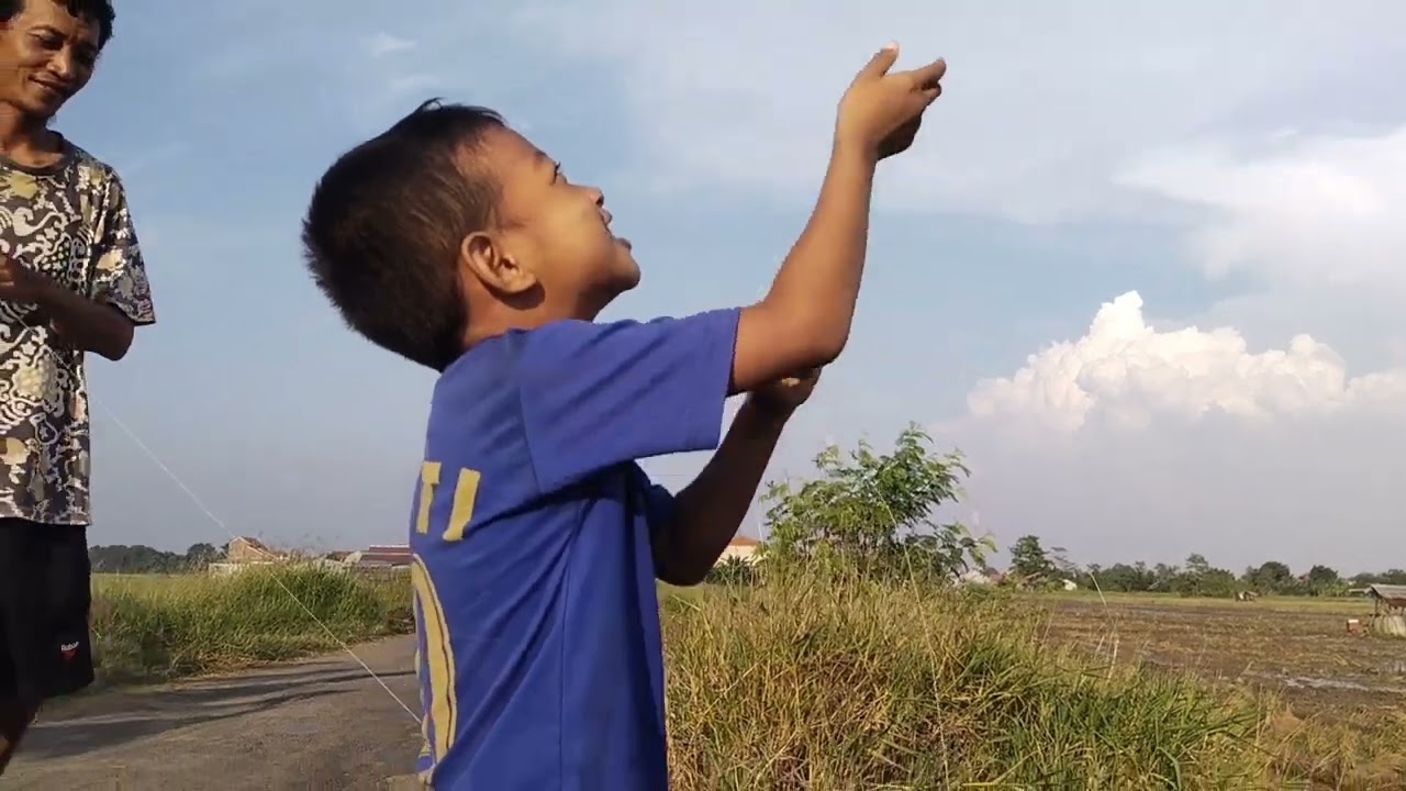Bermain Layangan dengan Ekor balon #dailyvlog #layangan #layanganputus