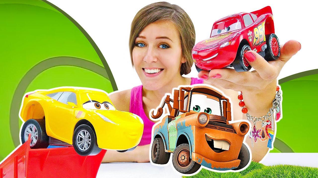 ¿Qué han encontrado los coches en la ciudad? Juguetes de Rayo McQueen. La Guardería Infantil.