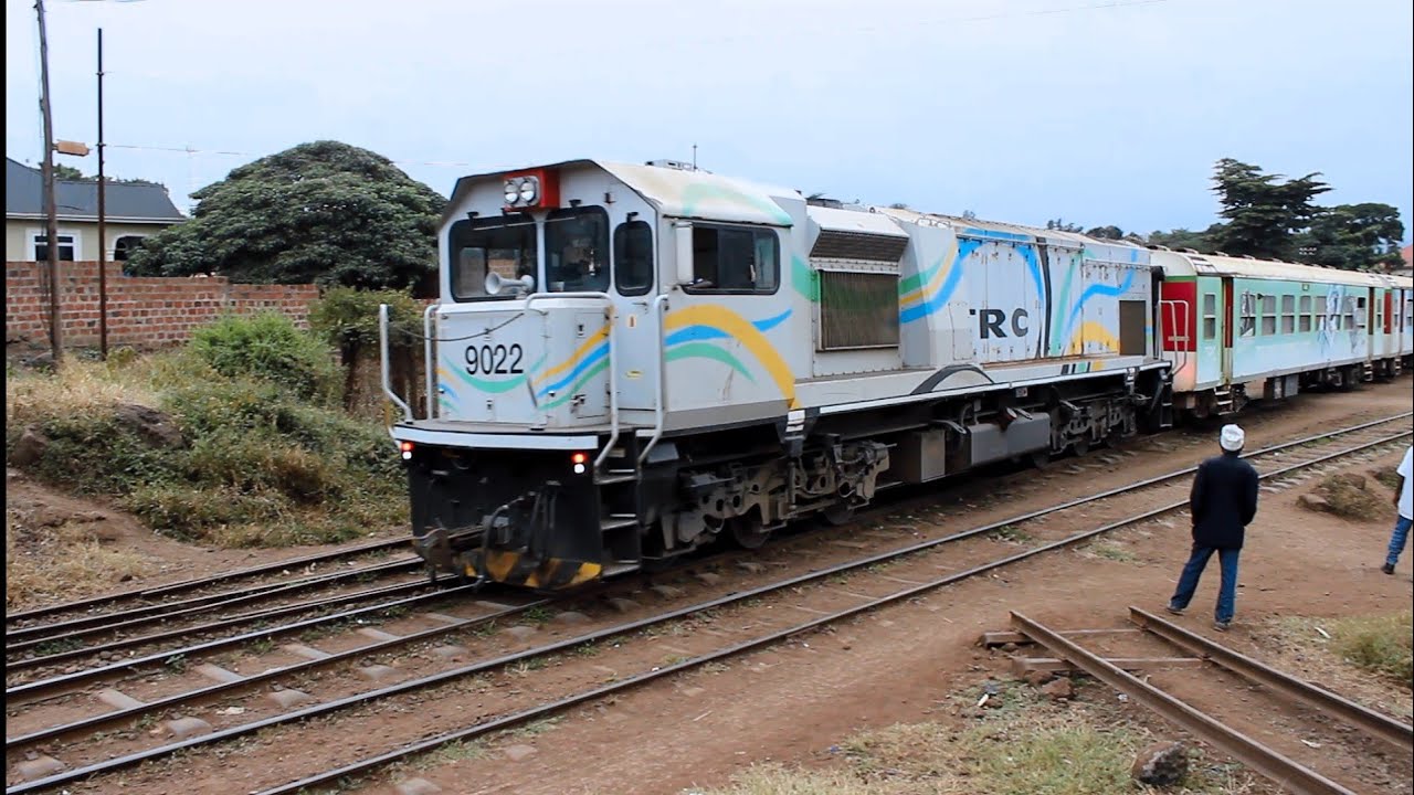 ANGALIA TRENI IKIPANGA MABEHEWA TAYARI KWA KUANZA SAFARI | RAILWAY STATION MOSHI KILIMANJARO