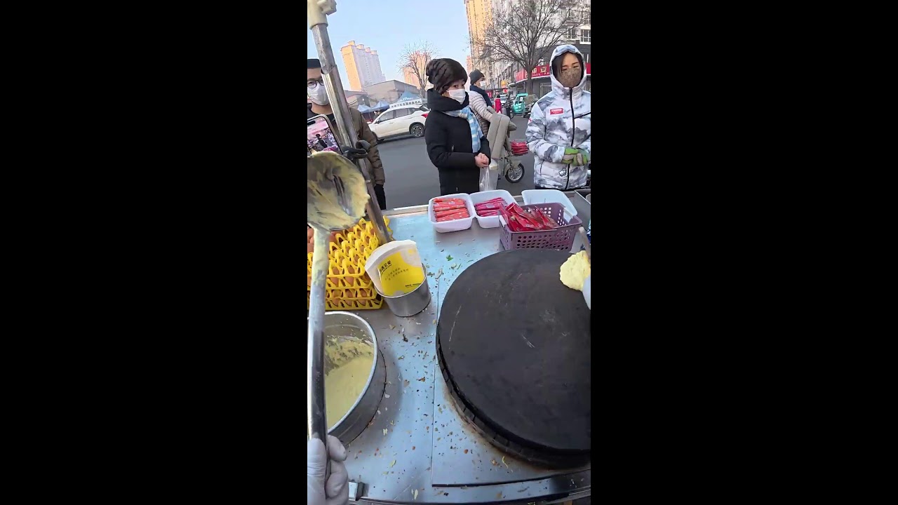 Live broadcast of street food specialties and fruit delicacies