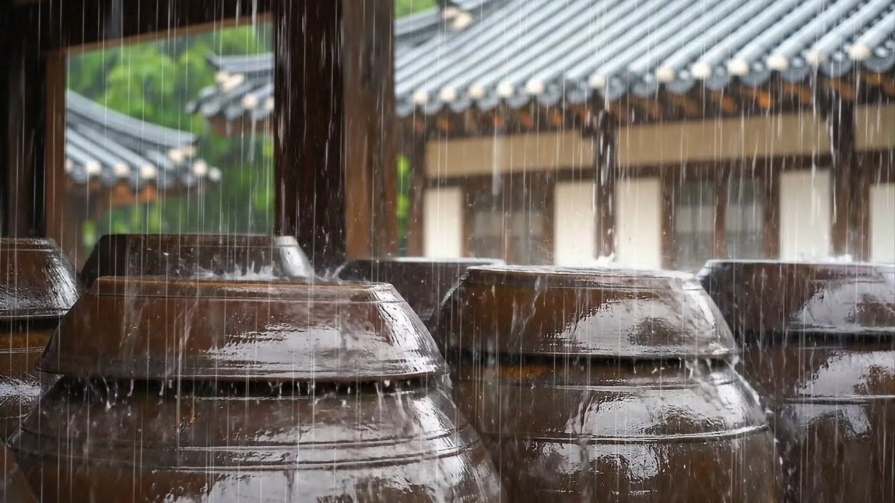 잠들기 어렵다면 이 소리를 들어보세요. 김치 항아리 위로 떨어지는 빗소리. 시골 한옥 집에서 비가 내리는 풍경입니다