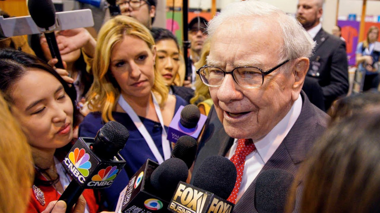 Warren Buffett Is Surrounded By Female Reporters | May 4, 2019