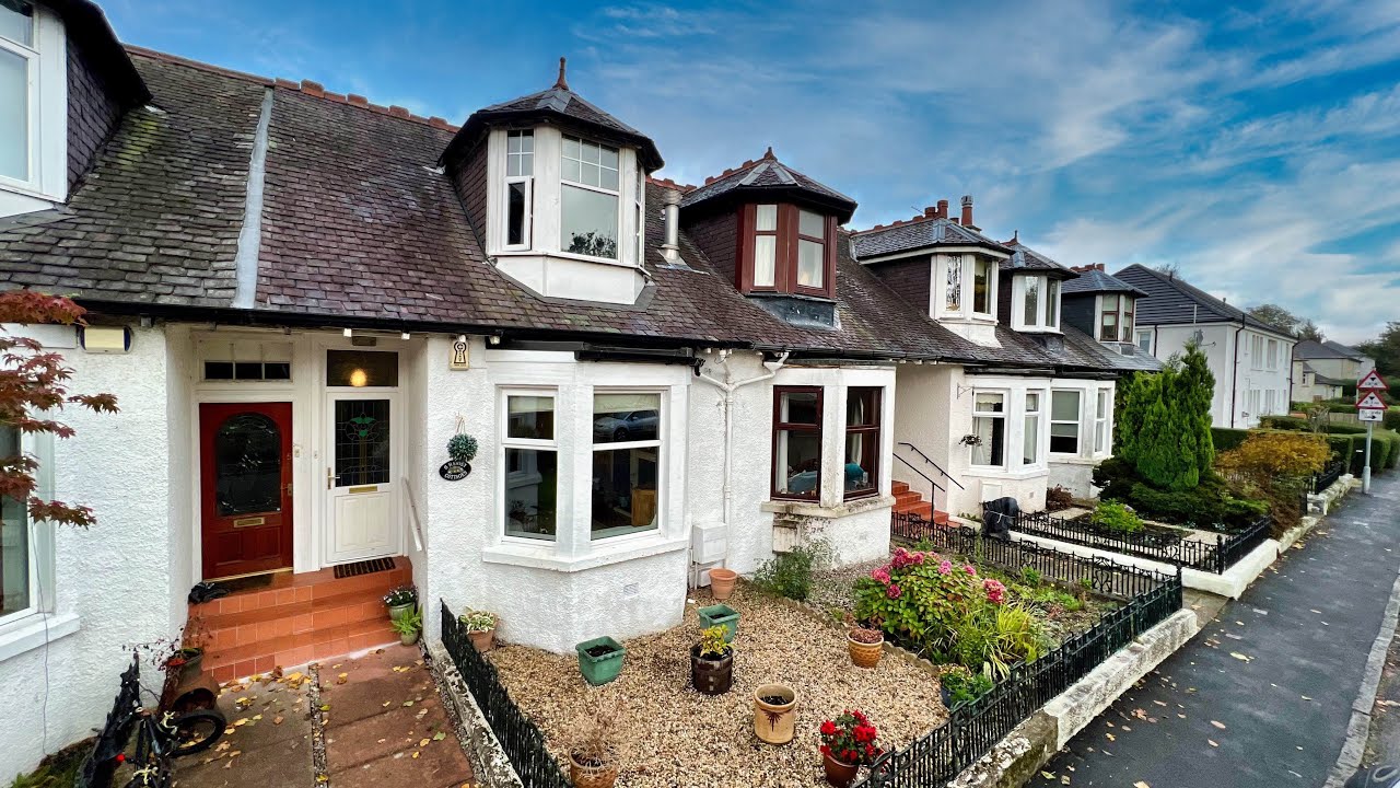 Lochwinnoch. Charming Terraced Cottage in Popular Locale
