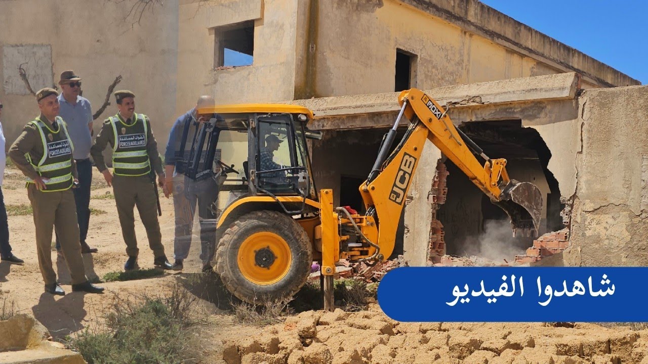هدم منزل مهجور بجماعة امطالسة كان وكراً للمنحرفين والأنشطة المشبوهة