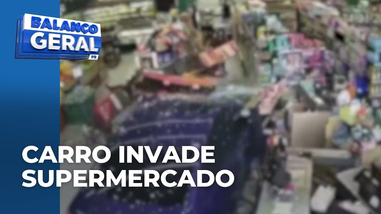 Carro invade supermercado em Cascavel e atinge duas pessoas; elas tiveram ferimentos leves