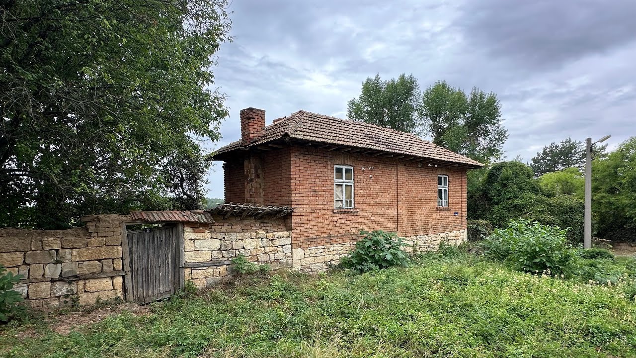 *SOLD* Saturn House - Mogilino €9500 / £8000