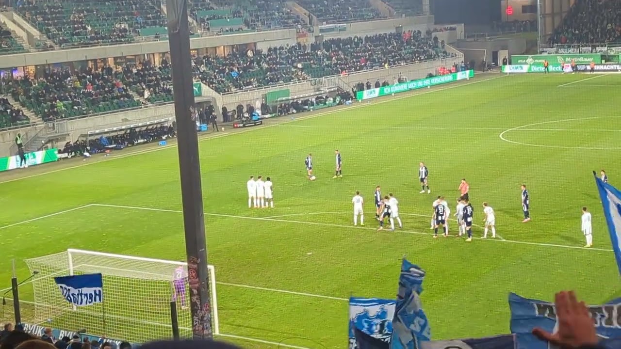 Schwacher Freistoß von Hertha BSC gegen SpVgg Greuther Fürth