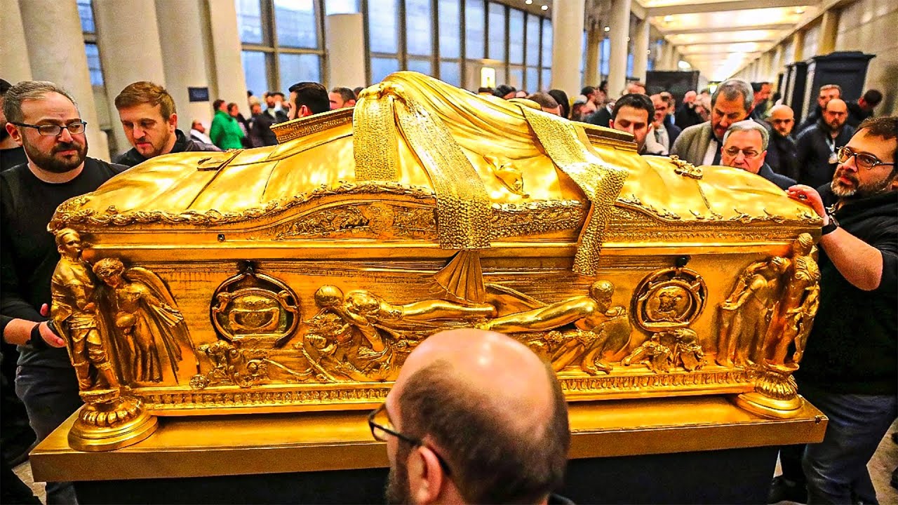 Scientists FINALLY Opened The Ark Of Covenant, Turn Pale When They See What's Inside