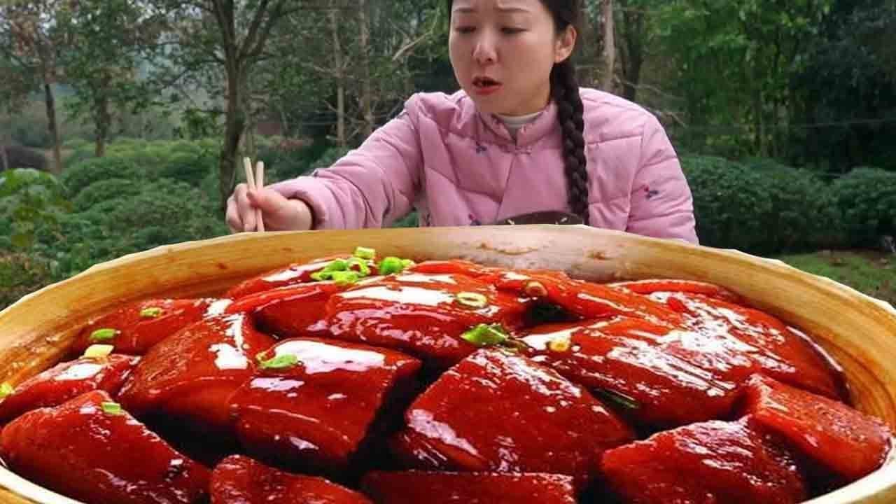 小雨用10公斤豬肉當紅燒肉，肥而不膩肉質Q彈，汁水拌飯香到停不下來【市民朱小雨】