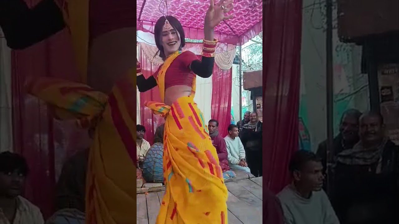 नौटंकी  लुप्त हो रही है ।