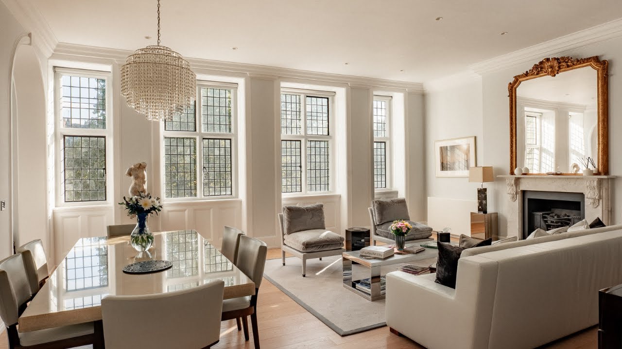 Exceptional three-bedroom flat on a prestigious and popular garden square