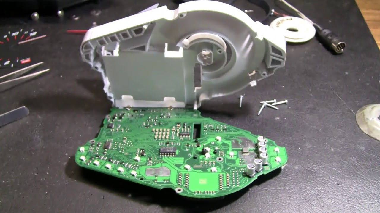 Aprilia Dorsoduro -- Reparatur am Kombiinstrument