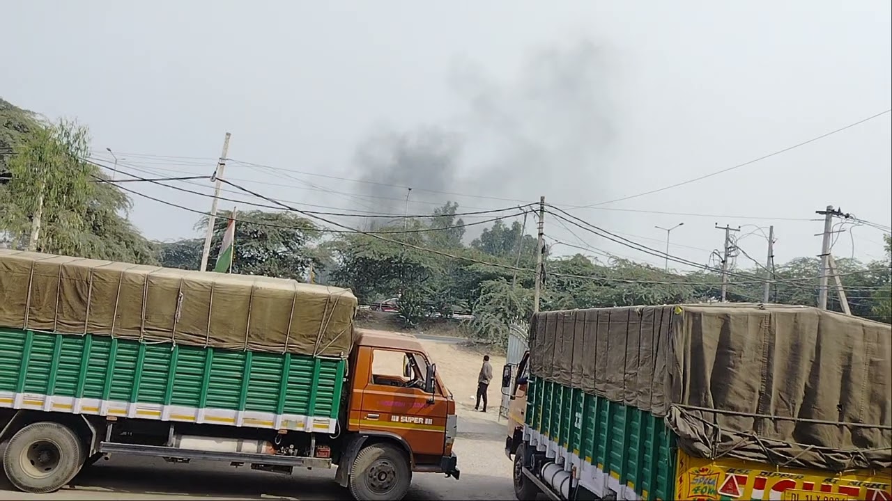 Delhi pollution today very dangerous black smoke Dumping ground in bees Killa Alipur delhi