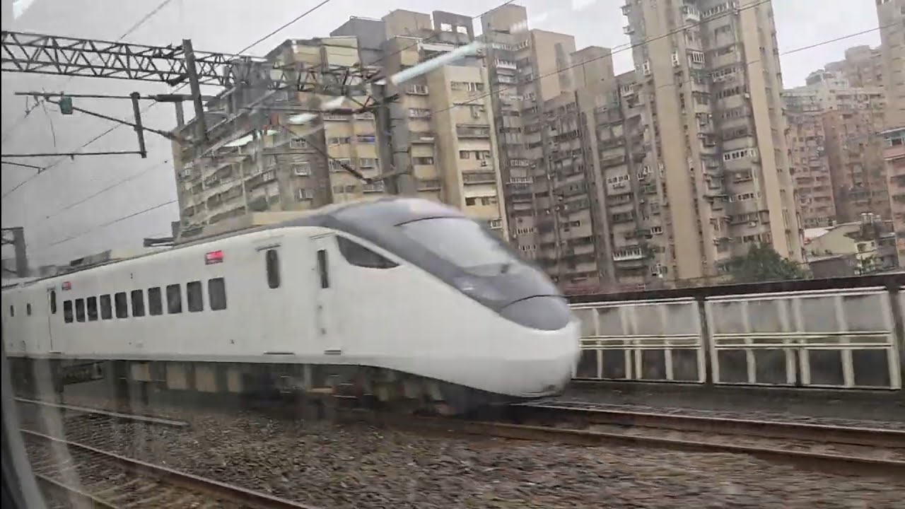120次潮州發車開往七堵的EMU3000型十二輛編組EMU3041皮蛋豆腐騰雲號藍色帶新城際自強號列車，和1202次新竹發車經由西部幹線開往基隆的銀綠色微笑號EMU900型十輛一編組EMU927區間車