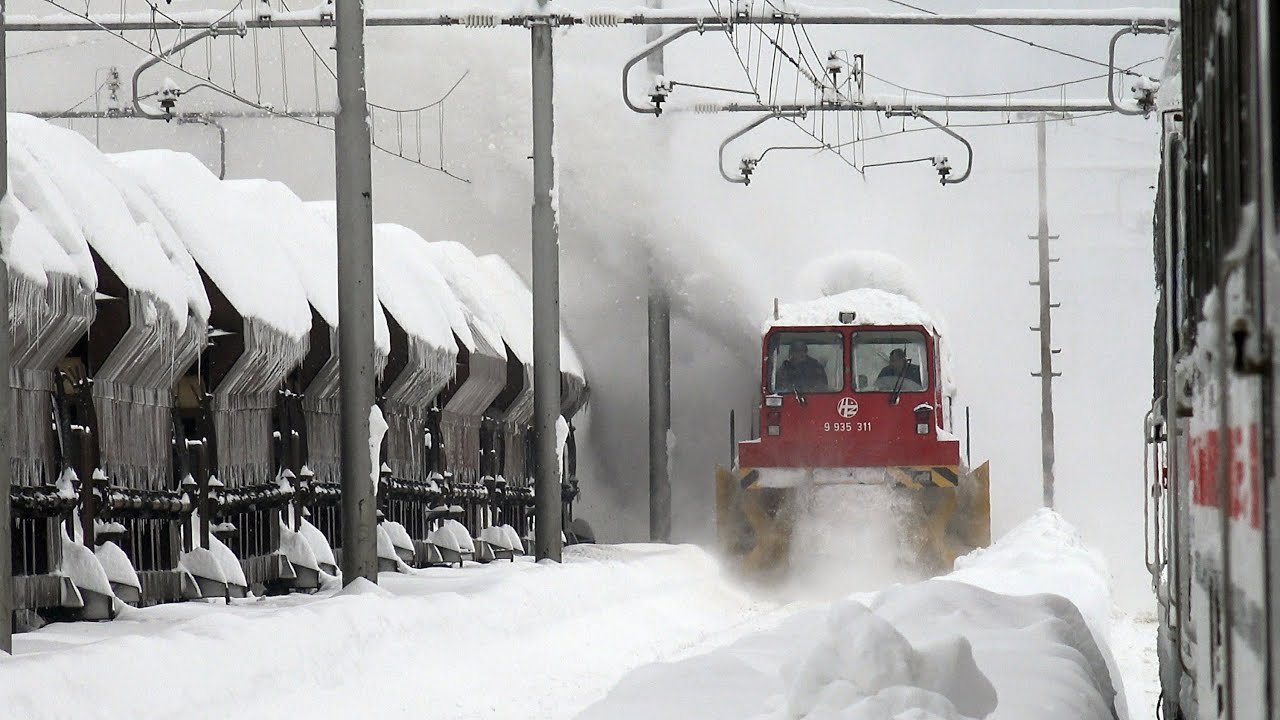 Railway snowfighthing in Croatia (4K)