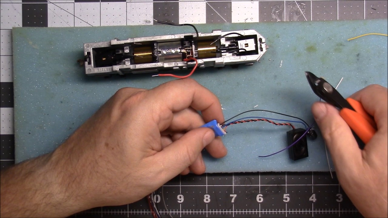 Digitrax SDXH166D decoder install