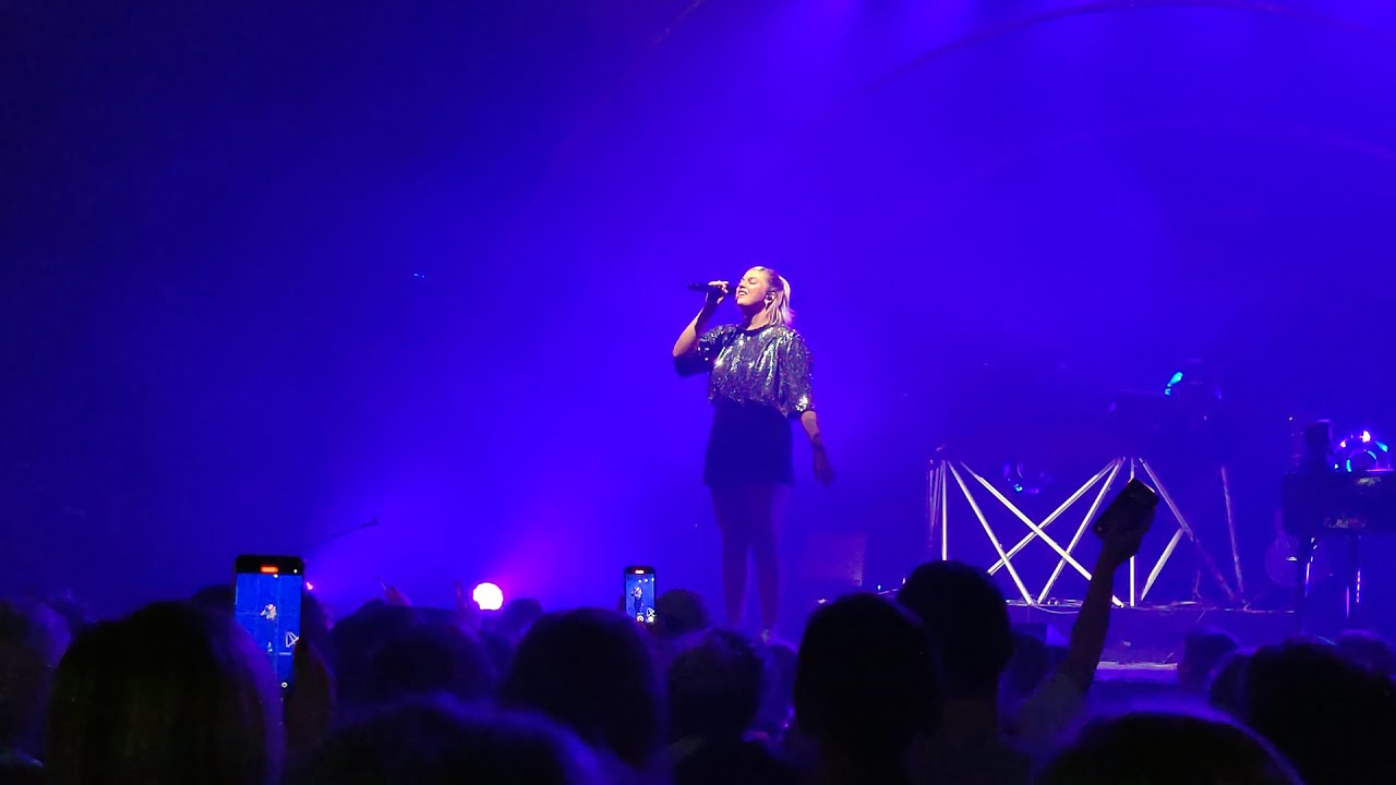Louane - Les excuses/Tu m'as dit - live at Cirque Royal Brussels - 26.10.2023