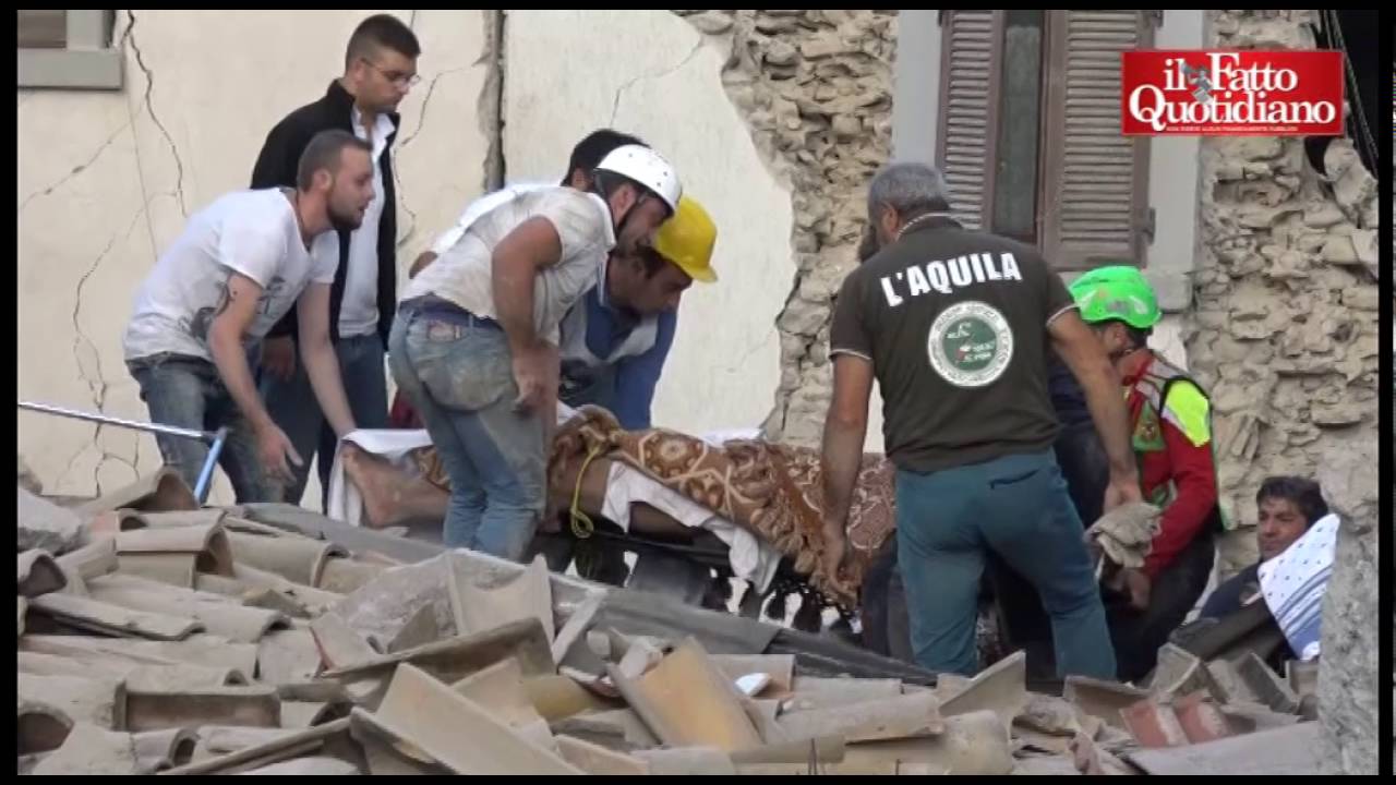 Terremoto Amatrice, le immagini dei primi soccorsi