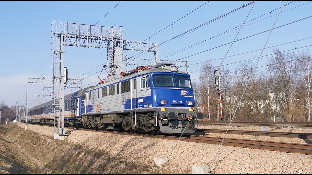 Mijanka pociągów IC 431 Ursa z EP07-505 i IC 23108 Smok Wawelski z EP09-014