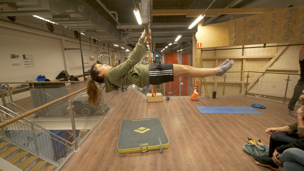 Fast Look At Sofyas Training - Frontlever - One Arm Pull-Up
