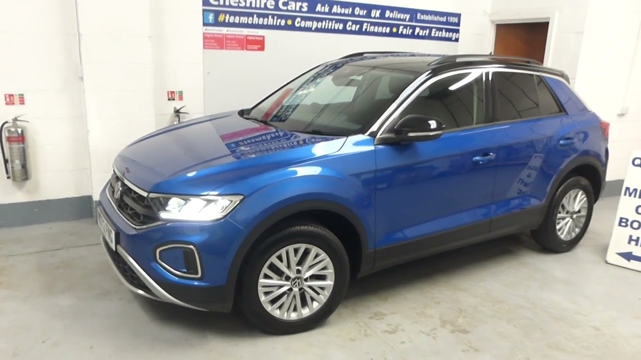Продается подержанный Volkswagen T-Roc Life в цвете Ravenna Blue в автосалоне Cheshire cars в Крю...