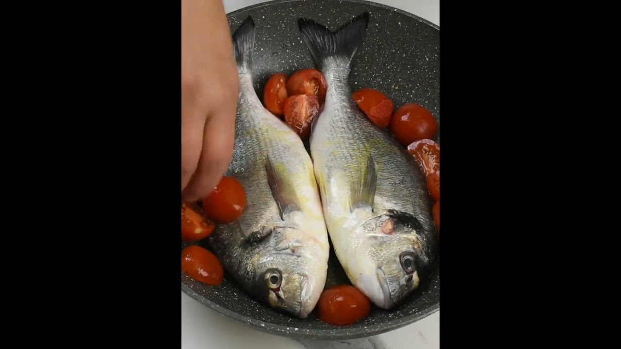 Orata in padella deliziosa alla mediterranea pronta in 15 minuti - Ricette che Passione