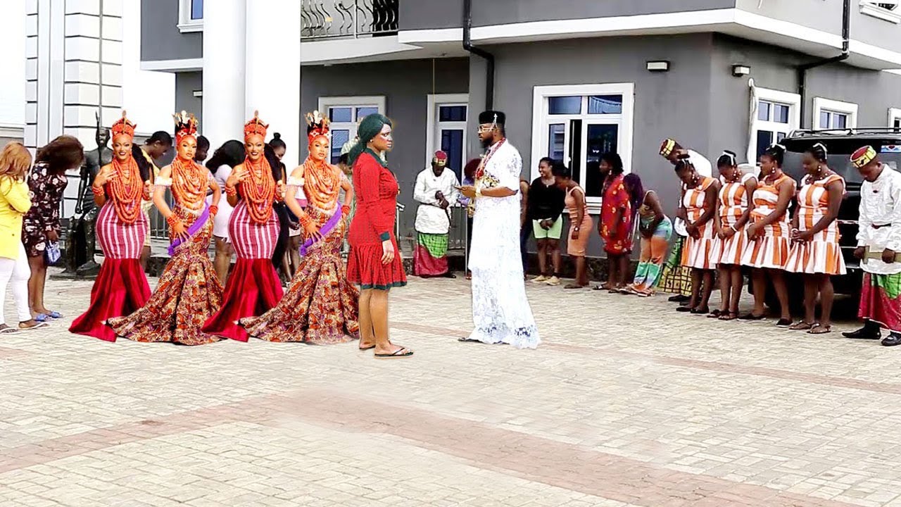 Le prince revient d l'étranger et choisi la pauvre fille comme épouse plutôt que les 4 riches filles
