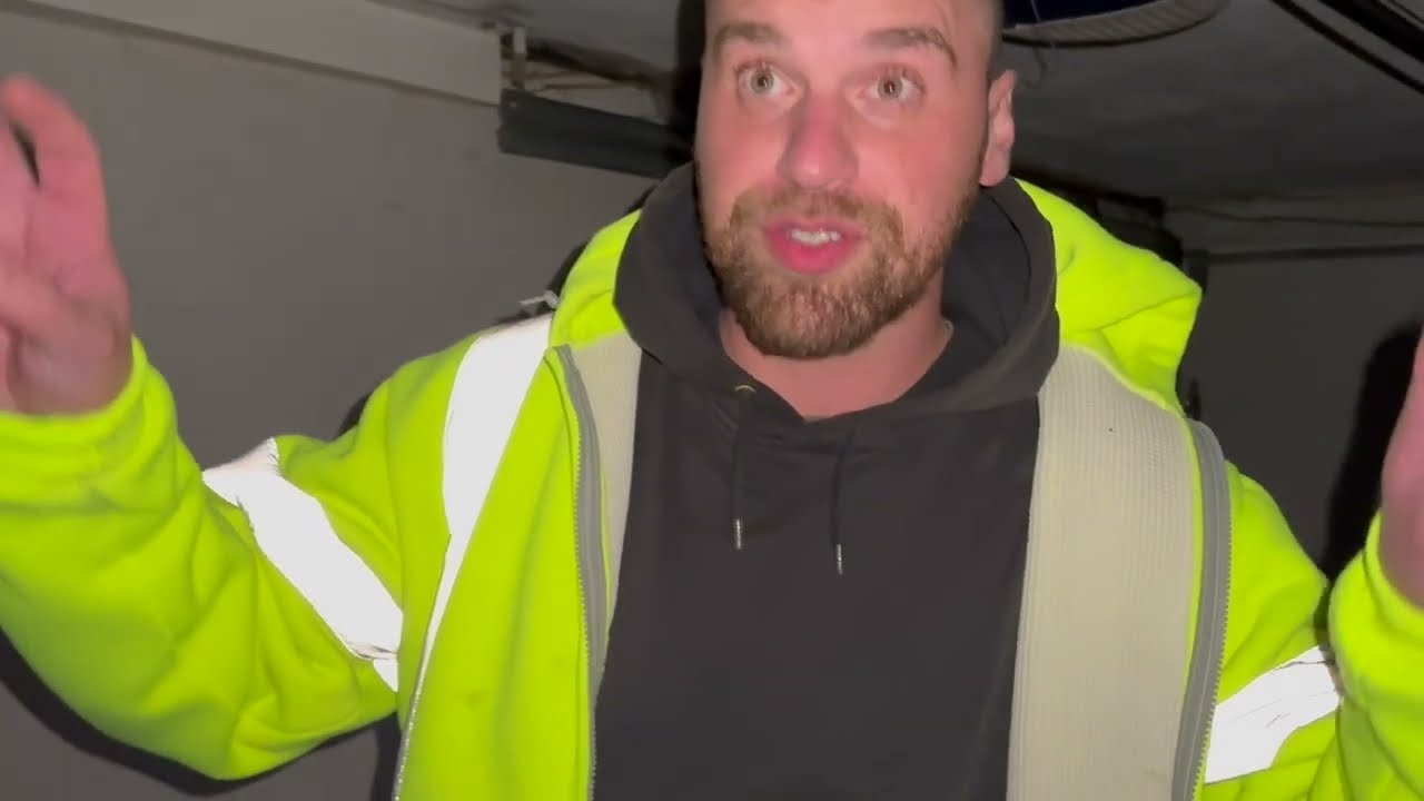 Foreman berates employee (REAL FOOTAGE)
