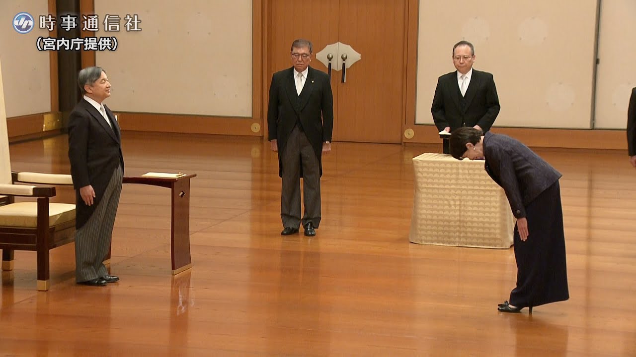 天皇陛下から任命を受ける高市首相