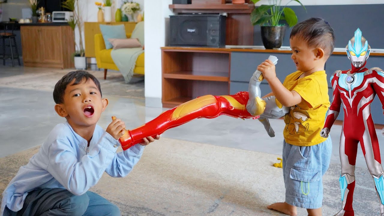 AZAM NANGIS BERANTEM SAMA ALI 😭 REBUTAN MAINAN ULTRAMAN BESAR