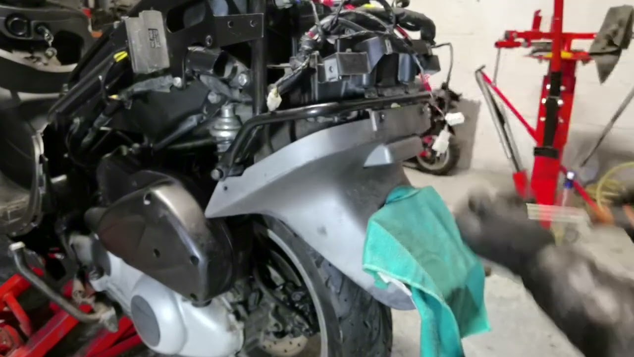 piaggio x9 125cc  démontage carénages et selle complète