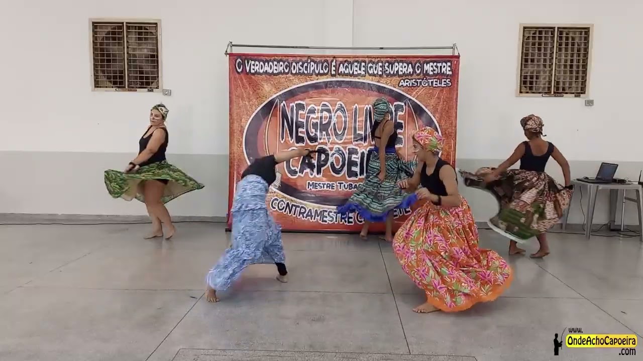 Apresentacao feminina do Negro Livre Capoeira