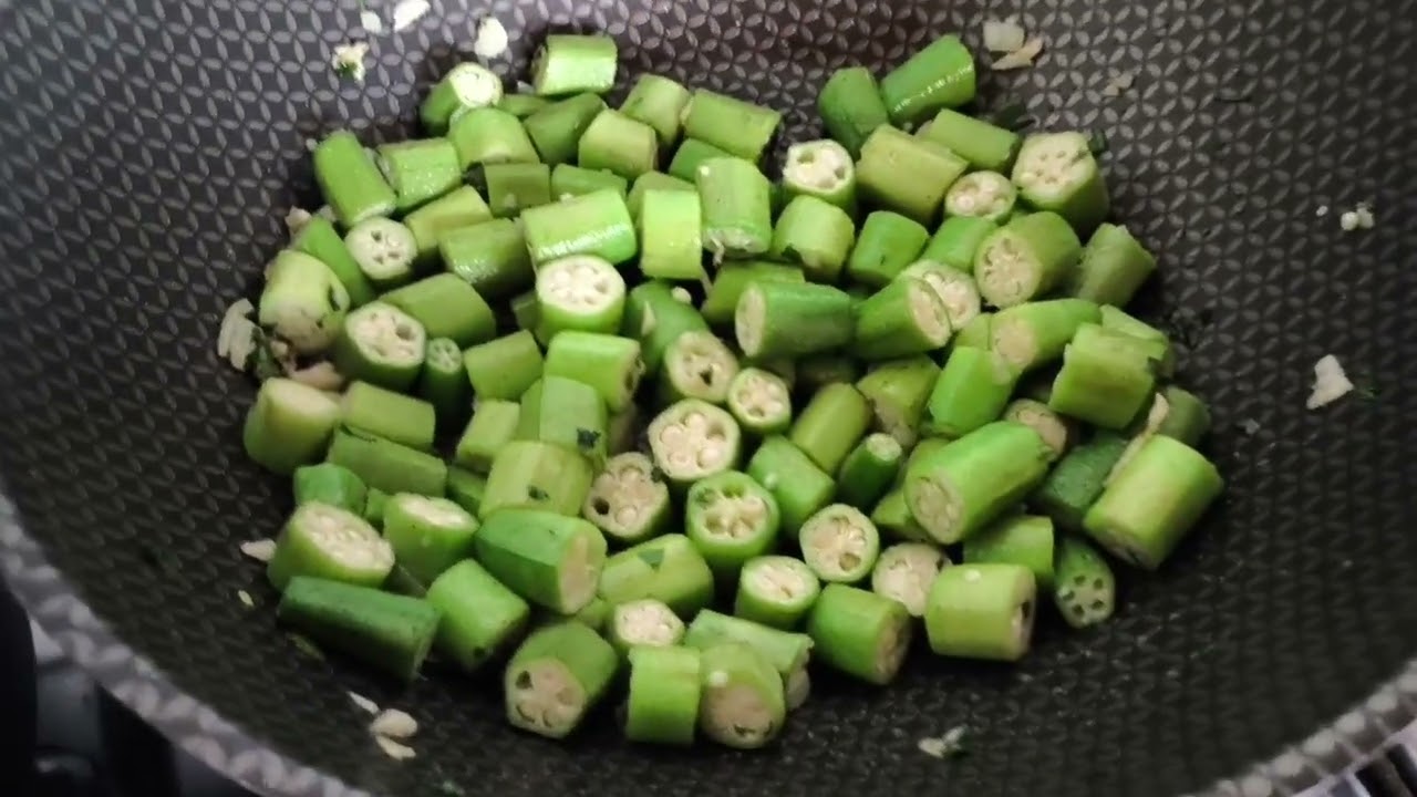 Um bife acebolado quiabo refogado uma delícia