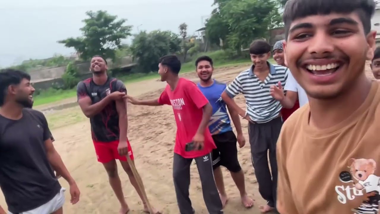 800 ਡਾਲਰ ਦੀ ਟੀ-ਸ਼ਰਟ ਹੋਈ ਗਰਾਊਂਡ ਚੋ ਚੋਰੀ 😮😮.                            ਅੱਠ ਹਜਾਰ ਦੇ ਬੂਟ 😅