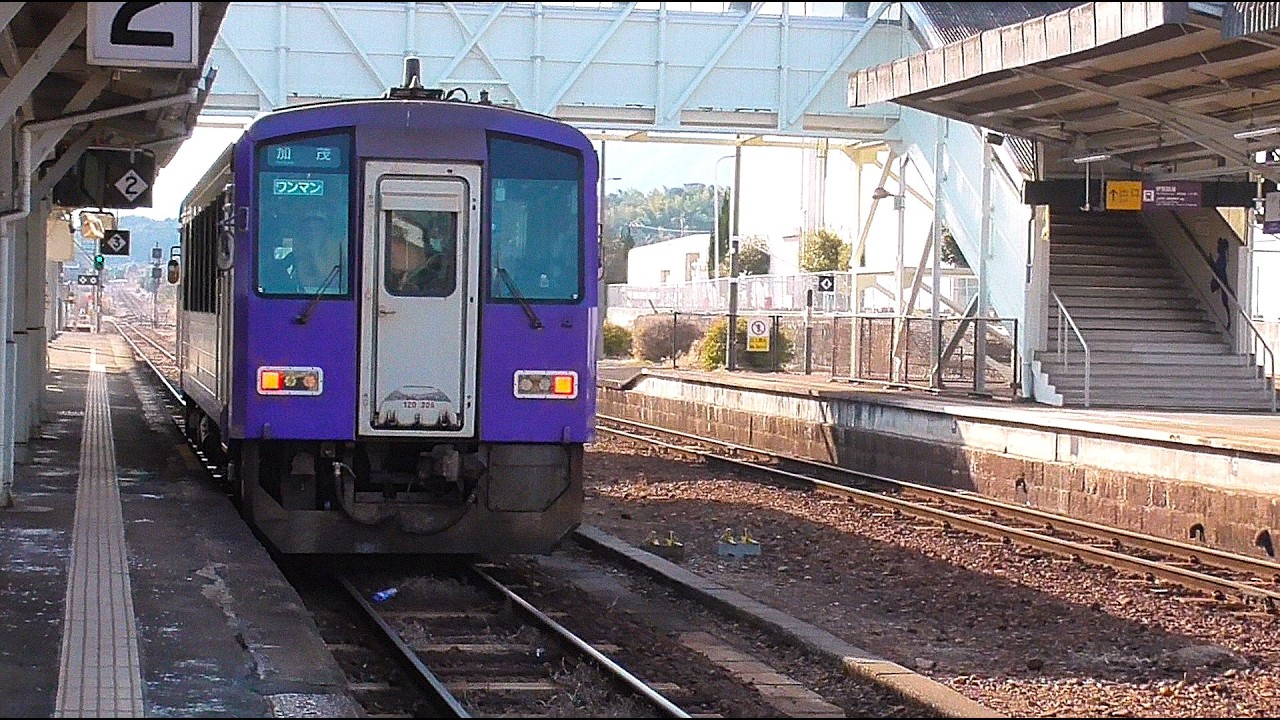 ＪＲ関西本線 伊賀上野駅を発車する加茂行きキハ120形気動車2026.2.22
