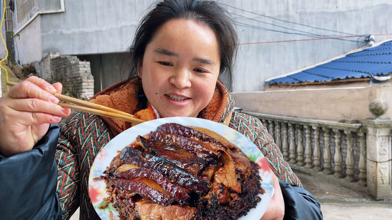 苗大姐在家做梅菜扣肉，肉软软烂烂盐菜入味香，配了两碗米饭吃干净