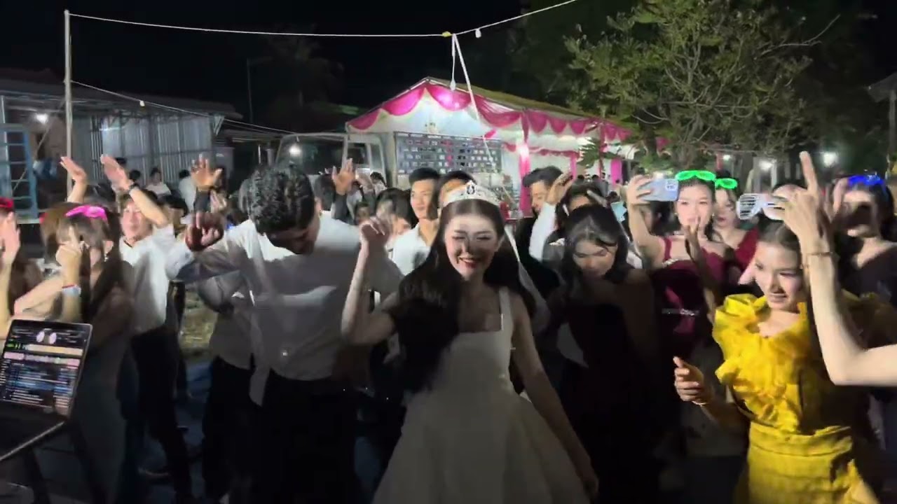 ម៉ែហៅទៅផ្ទះហេីយម៉ោង10ហេីយកូន😂