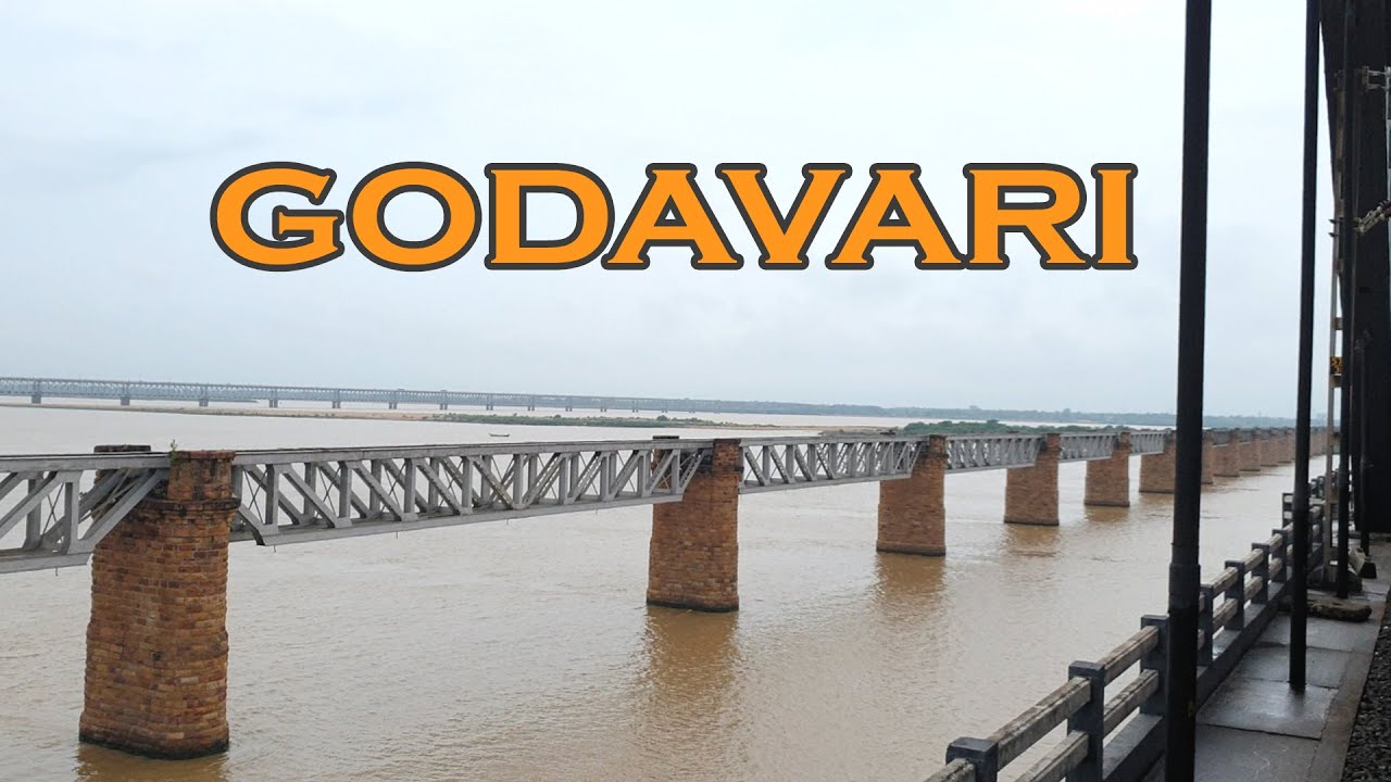 The Godavari Bridge crossing in Monsoon 02665/Howrah - Kanniyakumari Super Fast Express, 4k ultra HD