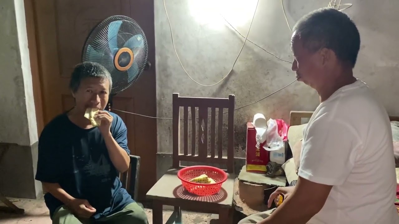 生病叔叔嘴馋想吃鸡蛋饼，小红全家忙前忙后，割舍不断的血缘亲情 #叔叔嘴馋 #孝顺要趁早 #我的农村真实生活 #农村美食 #vlog日常