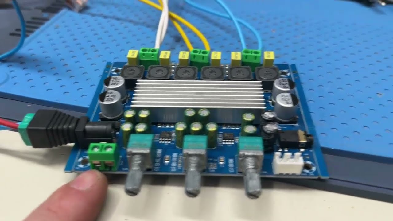 TEMUS Végfok Mélynyomó kimenettel. Nem rossz!