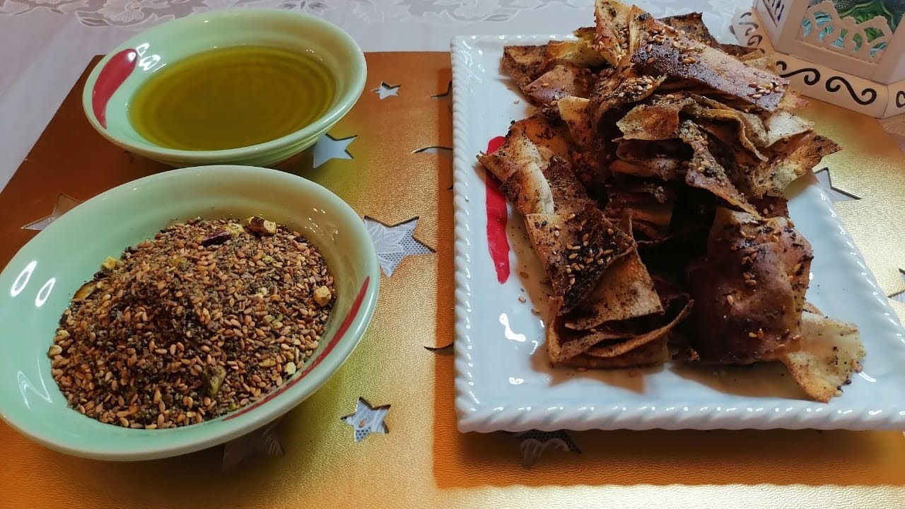 #زعتر_قراقيش عندك خبز بايت مش رح تحتاري شوية قراقيش بالزعتر حكايه Easy to Make Thyme Crackers