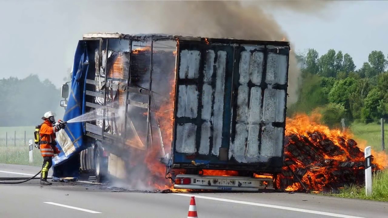 #autobahnnothelfer - LKW brennt auf der A1 bei Hollenstedt - Vollsperrung!  (26.05.2014)