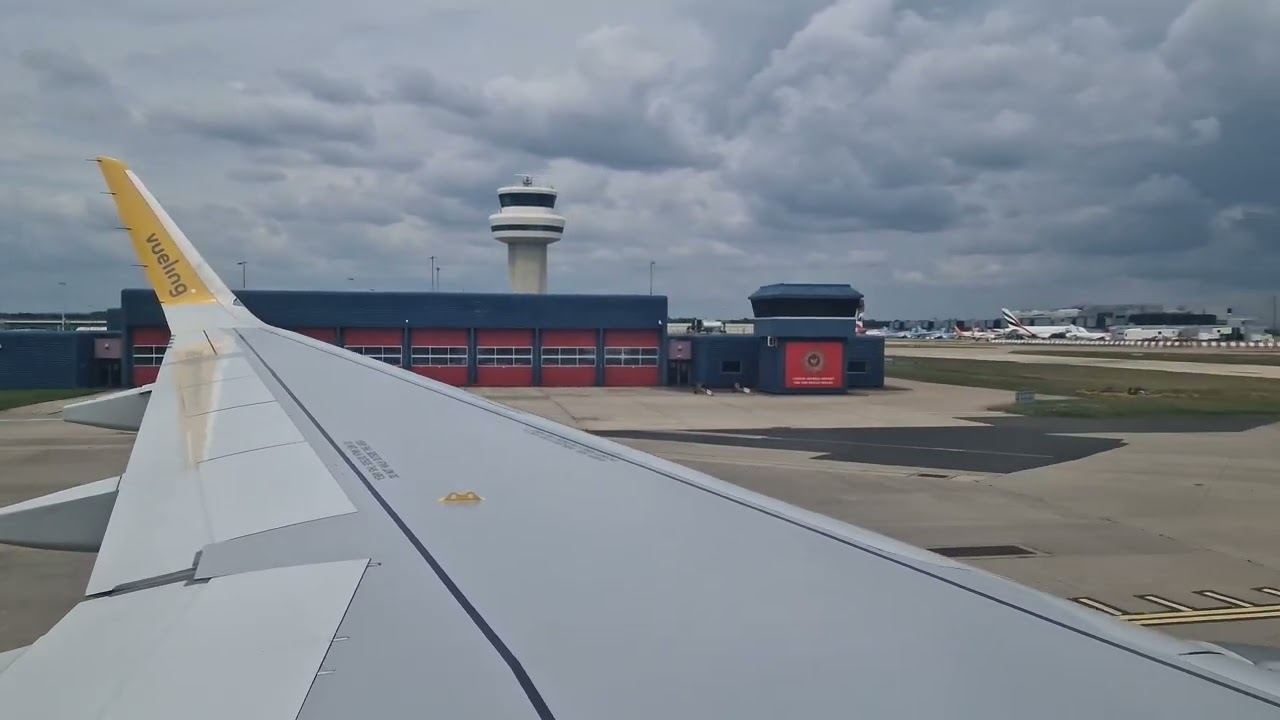 Landing + taxiing in London, Gatwick Airport (LGW) on runway 26L