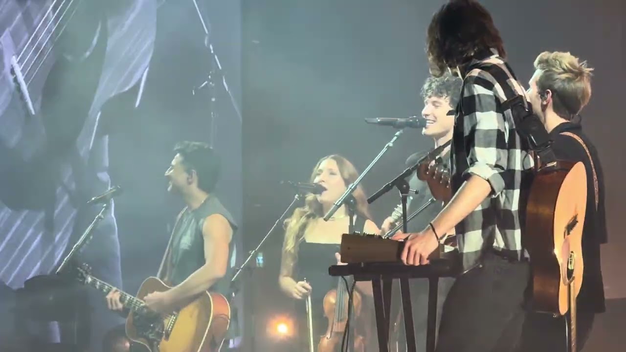Shawn Mendes - Heavy live in Boston